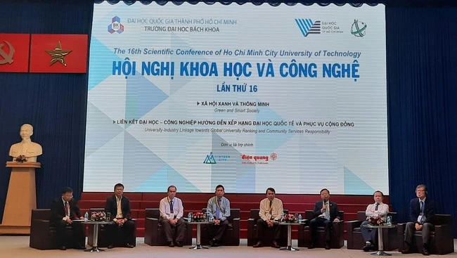 Quang cảnh phiên thảo luận về hợp tác giữa trường đại học và doanh nghiệp
