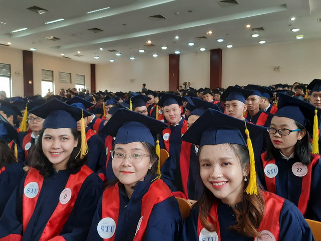 Niềm vui của các SV xuất sắc chuẩn bị nhận bằng tốt nghiệp Niềm vui của các SV xuất sắc chuẩn bị nhận bằng tốt nghiệp