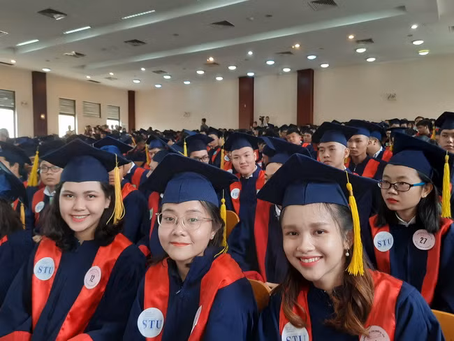 Niềm vui của các SV xuất sắc chuẩn bị nhận bằng tốt nghiệp Niềm vui của các SV xuất sắc chuẩn bị nhận bằng tốt nghiệp