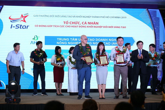 Đại diện Sở KH&CN TP.HCM trao giải thưởng cho 3 đơn vị thuộc nhóm 4 Đại diện Sở KH&CN TP.HCM trao giải thưởng cho 3 đơn vị thuộc nhóm 4