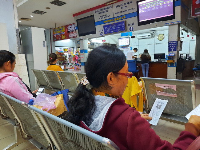 Khách hàng kiểm tra vé tại Ga Sài Gòn Khách hàng kiểm tra vé tại Ga Sài Gòn