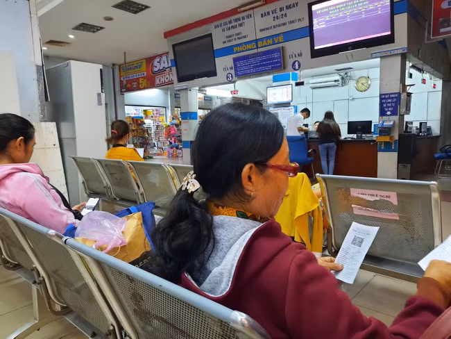 Khách hàng kiểm tra vé tại Ga Sài Gòn
