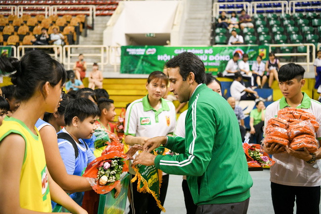 Ông Ali Abbas, Giám đốc Ngành hàng MILO và sữa, công ty Nestlé Việt Nam trao hoa và cờ lưu niệm cho các VĐV. Ông Ali Abbas, Giám đốc Ngành hàng MILO và sữa, công ty Nestlé Việt Nam trao hoa và cờ lưu niệm cho các VĐV.