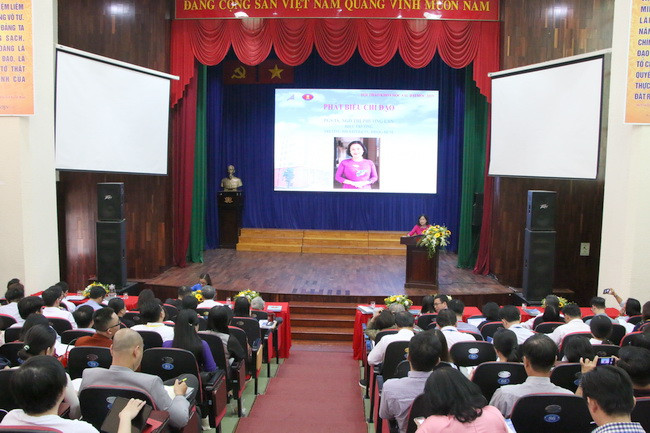 PGS.TS. Ngô Thị Phương Lan – Hiệu trưởng Trường ĐH KHXH&NV- TPHCM phát biểu tại hội thảo. PGS.TS. Ngô Thị Phương Lan – Hiệu trưởng Trường ĐH KHXH&NV- TPHCM phát biểu tại hội thảo.