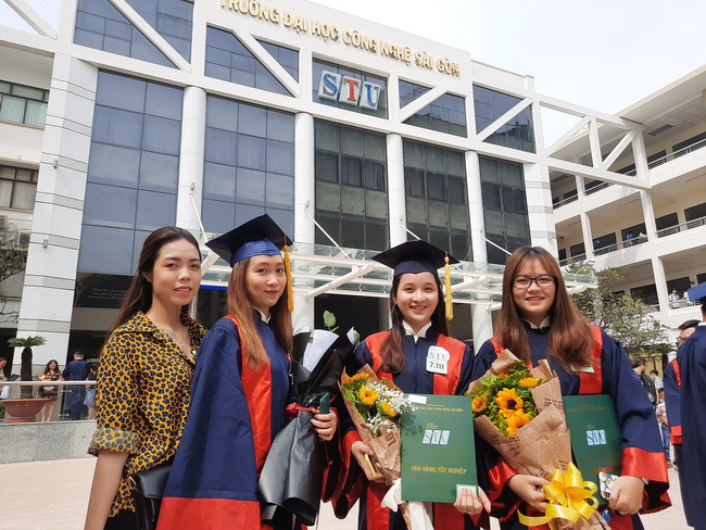 Nguyễn Thị Tuyết Nhi (đứng giữa) -Khoa Quản trị kinh doanh - đã có việc làm hơn 2 tháng nay tại công ty May Nhà Bè- TPHCM Nguyễn Thị Tuyết Nhi (đứng giữa) -Khoa Quản trị kinh doanh - đã có việc làm hơn 2 tháng nay tại công ty May Nhà Bè- TPHCM