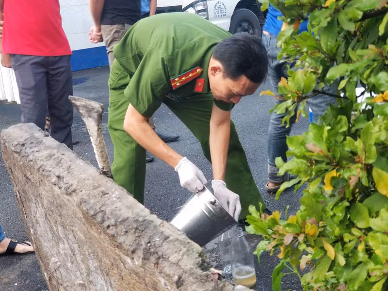 Công an bắt quả tang công ty giặt công nghiệp xả thải trực tiếp ra môi trường