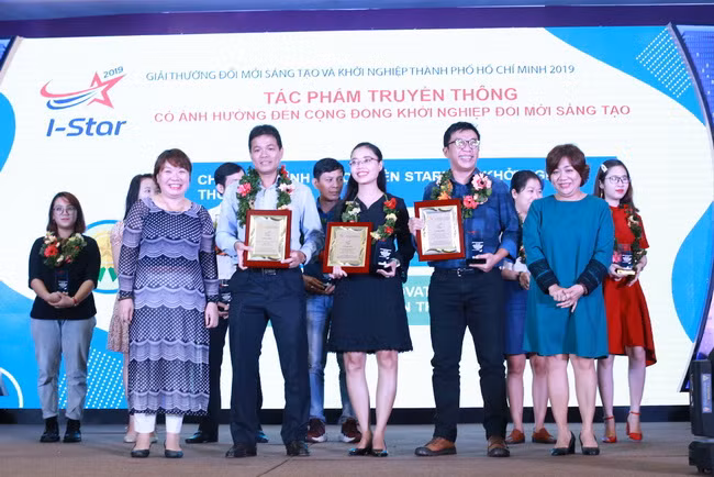 Đại diện ban tổ chức trao giải thưởng cho Ba tác phẩm truyền thông đạt giải trong nhóm 3.