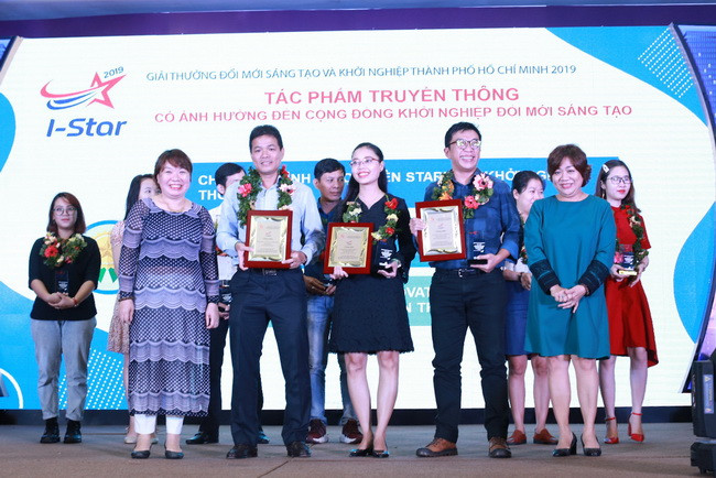 Đại diện ban tổ chức trao giải thưởng cho Ba tác phẩm truyền thông đạt giải trong nhóm 3. Đại diện ban tổ chức trao giải thưởng cho Ba tác phẩm truyền thông đạt giải trong nhóm 3.