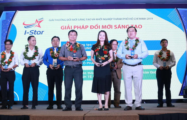 Ban tổ chức trao giải thưởng cho ba giải pháp đổi mới sáng tạo đạt giải trong nhóm 2. Ban tổ chức trao giải thưởng cho ba giải pháp đổi mới sáng tạo đạt giải trong nhóm 2.