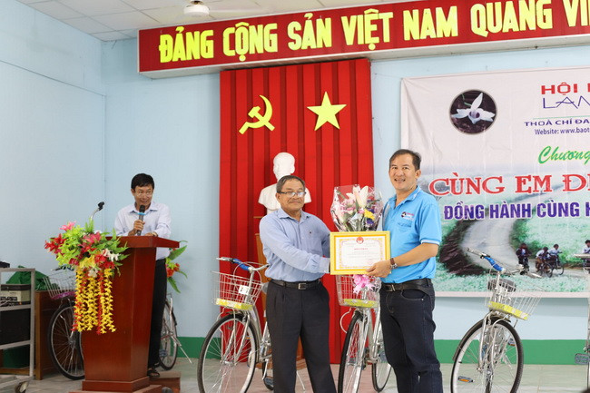Ông Kim Ngọc Song -Phó Chủ tịch Hội khuyến học huyện Trà Cú- Trà Vinh, tặng hoa và thư cảm ơn cho đại diện Hội bảo tồn lan rừng Việt Nam