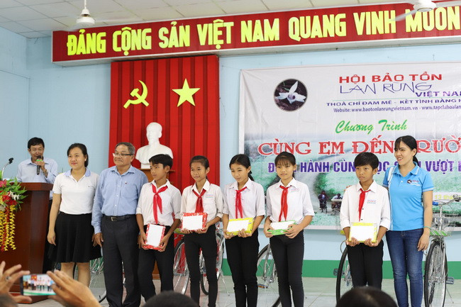 Đại diện ban tổ chức tặng quà và học bổng cho các em học sinh