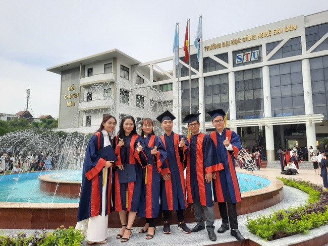 Các tân cử nhân chụp hình lưu niệm trong ngày lễ ra trường. Các tân cử nhân chụp hình lưu niệm trong ngày lễ ra trường.