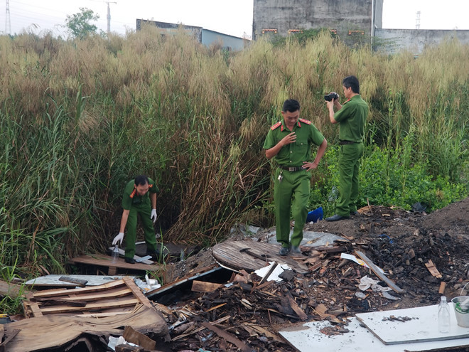 Đoàn kiểm tra phát hiện nước thải nhà máy giặt công nghiệp xả thẳng ra môi trường - Ảnh: Công Nguyên Đoàn kiểm tra phát hiện nước thải nhà máy giặt công nghiệp xả thẳng ra môi trường - Ảnh: Công Nguyên