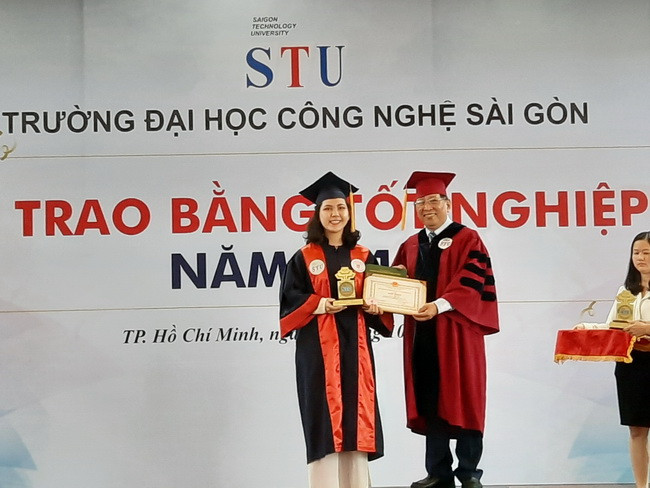 PGS. TS Cao Hào Thi- Hiệu trưởng STU trao bằng tốt nghiệp cho sinh viên xuất sắc. PGS. TS Cao Hào Thi- Hiệu trưởng STU trao bằng tốt nghiệp cho sinh viên xuất sắc.