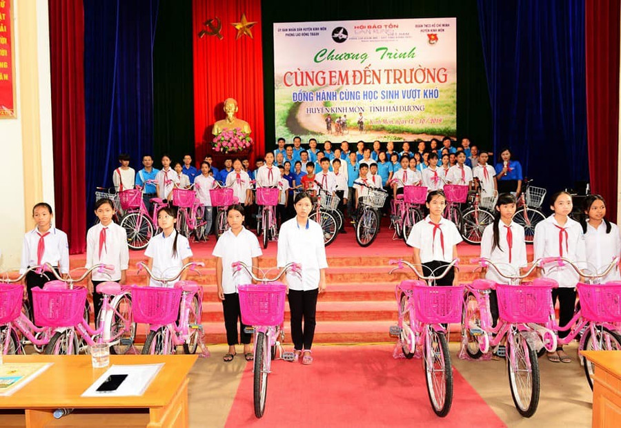 Ban tổ chức tặng xe đạp và học bổng cho học sinh học giỏi ở huyện Kinh Môn - Hải Dương (Ảnh: TL Hội)