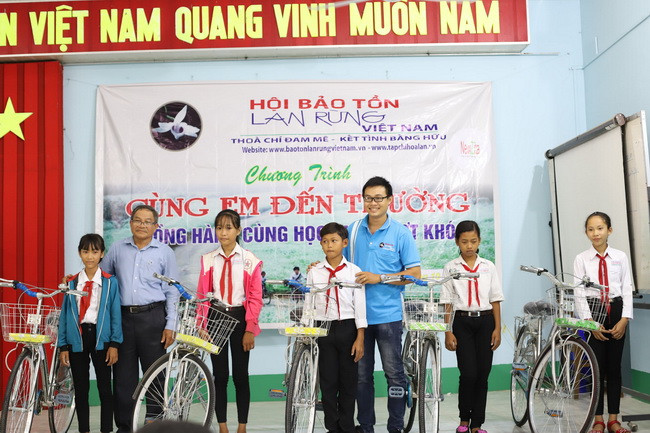 Đại diện ban tổ chức tặng xe cho học sinh