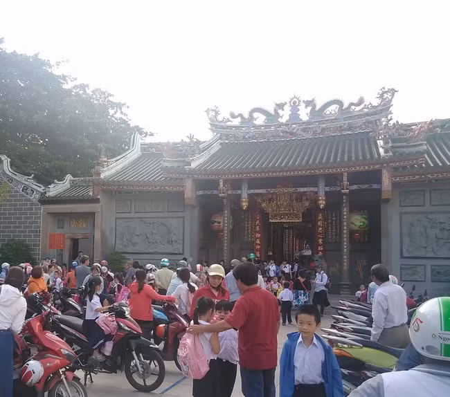 Ngày thường các học sinh trường Tiểu học Minh Đạo, Chính Nghĩa thường được đưa, đón trong khuôn viên chùa Ông.