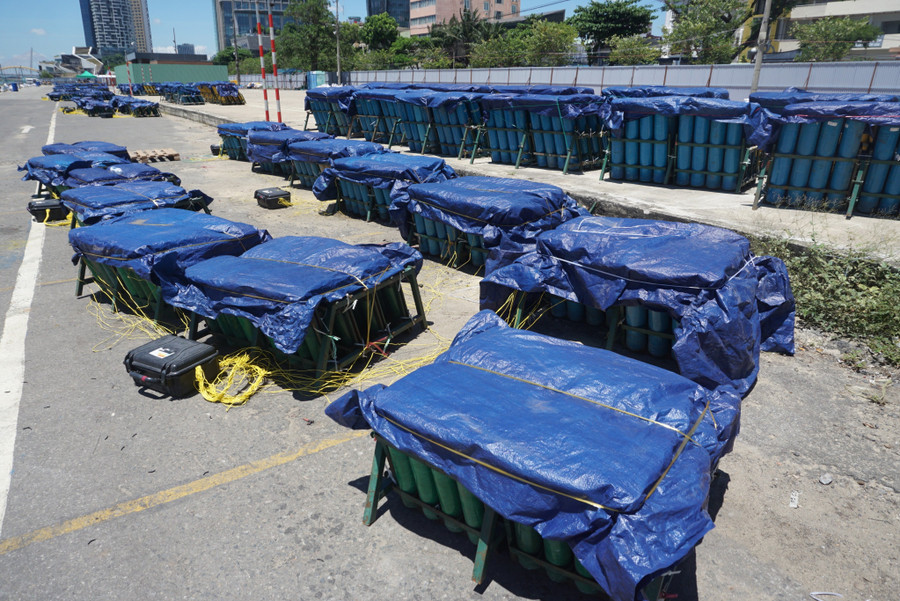 Nhiều pháo tầm trung và tầm cao cũng được đội lắp đặt trên bãi bắn, phủ bạt tránh trời mưa. Ảnh: Hoàng Vinh.