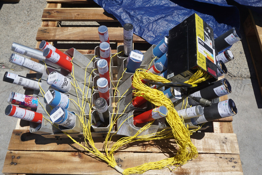 Đại diện đội Pháp cho biết, đêm chung kết họ sẽ có màn trình diễn với các hiệu ứng pháo mới lạ, hứa hẹn đem đến bất ngờ cho khán giả. Ảnh: Hoàng Vinh.