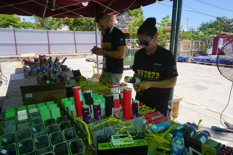 Trong khi đó, trận địa pháo hoa của đội Pháp cũng đang trong quá trình hoàn tất. Ảnh: Hoàng Vinh.