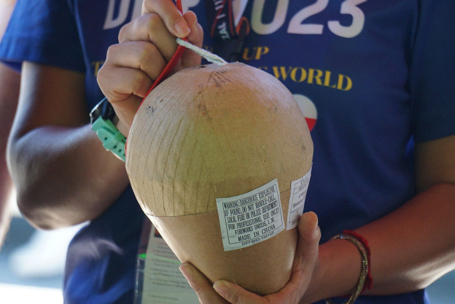 Một quả pháo hoa của đội Pháp. Ảnh: Hoàng Vinh.