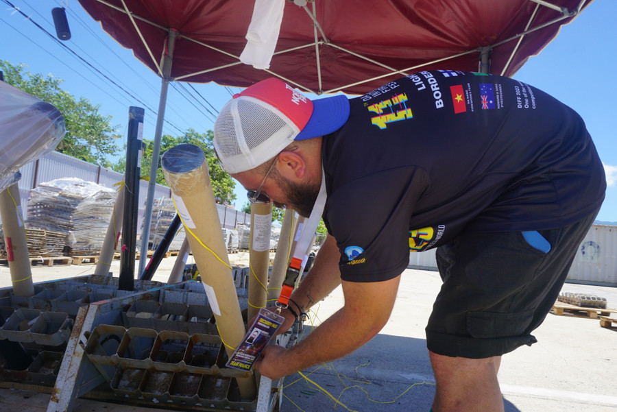 Đêm chung kết, đội Italia sẽ bắn trước. Dưới thời tiết nắng gắt, các thành viên đội Italia tỉ mỉ lắp đặt trận địa pháo, tránh những sai sót nhỏ nhất. Ảnh: Hoàng Vinh.