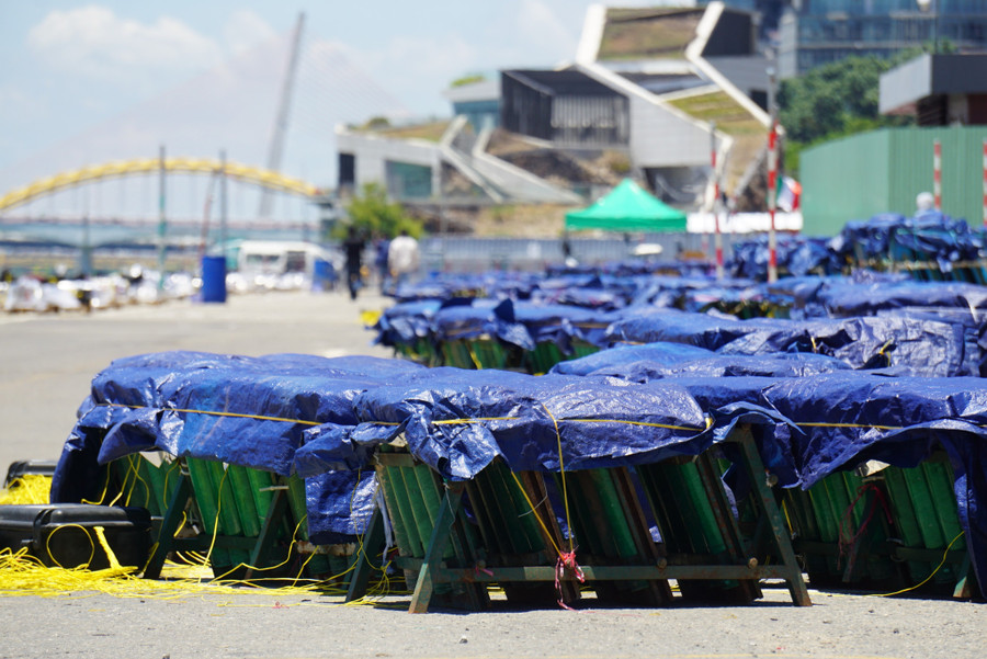 Đội pháo hoa Italia hứa hẹn mang đến cho người dân và du khách màn trình diễn đầy bất ngờ và mãn nhãn. Ảnh: Hoàng Vinh.
