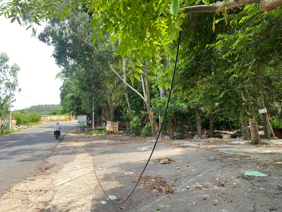 Dây điện rơi xuống đường. (Ảnh: Hoàng Vinh) Dây điện rơi xuống đường. (Ảnh: Hoàng Vinh)