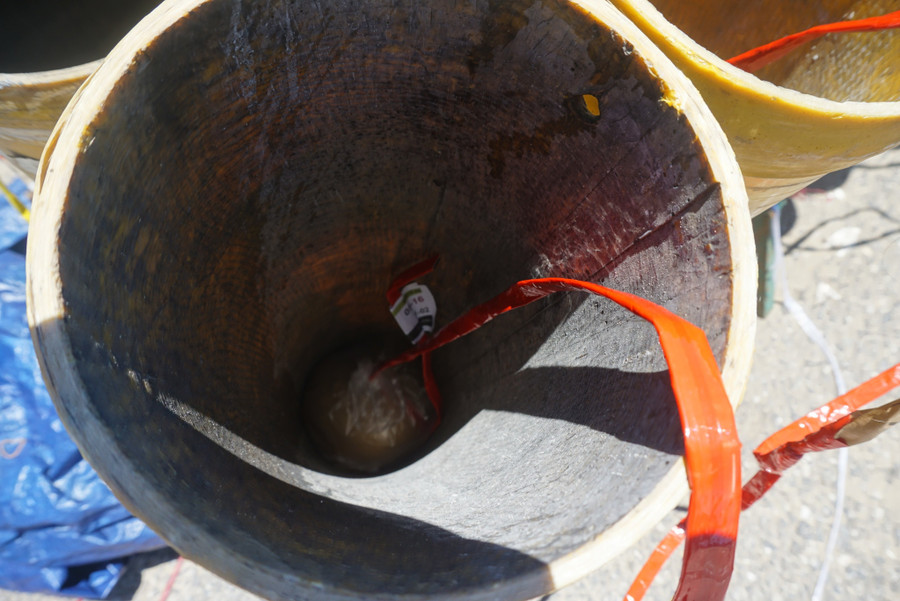 Pháo được đặt vào trong ống phóng. Ảnh: Hoàng Vinh.