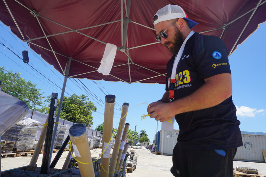 Các thành viên trong đội pháo hoa Pháp tích cực chuẩn bị cho đêm chung kết. Ảnh: Hoàng Vinh.