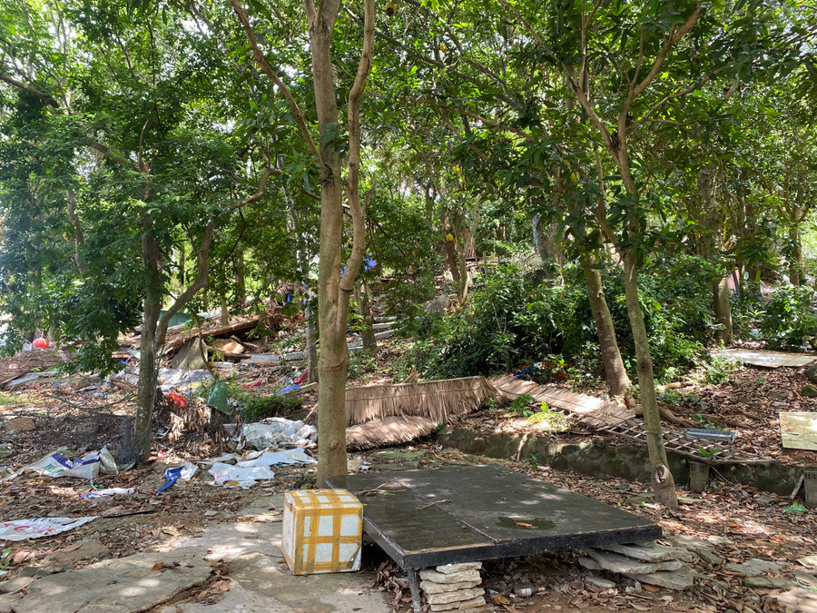 Khung cảnh nhếch nhác. (Ảnh: Hoàng Vinh) Khung cảnh nhếch nhác. (Ảnh: Hoàng Vinh)