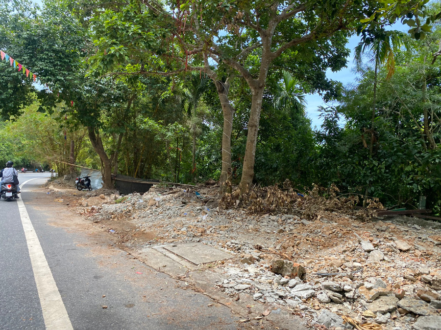 Bãi đậu ô tô của quán nhậu trái phép trước đây để lại rất nhiều gạch, ngối, bêtông vụn. (Ảnh: Hoàng Vinh) Bãi đậu ô tô của quán nhậu trái phép trước đây để lại rất nhiều gạch, ngối, bêtông vụn. (Ảnh: Hoàng Vinh)