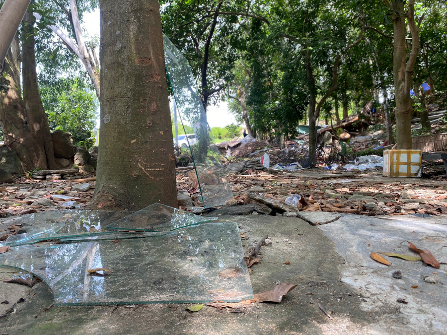 Đầy rẫy rác thải sau cưỡng chế. (Ảnh: Hoàng Vinh) Đầy rẫy rác thải sau cưỡng chế. (Ảnh: Hoàng Vinh)