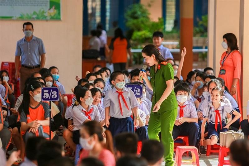 Buổi tuyên truyền giáo dục pháp luật của Công an phường Bình Hiên cho các học sinh Trường Tiểu học Bạch Đằng (quận Hải Châu, TP. Đà Nẵng). Ảnh: Công an Đà Nẵng. Buổi tuyên truyền giáo dục pháp luật của Công an phường Bình Hiên cho các học sinh Trường Tiểu học Bạch Đằng (quận Hải Châu, TP. Đà Nẵng). Ảnh: Công an Đà Nẵng.