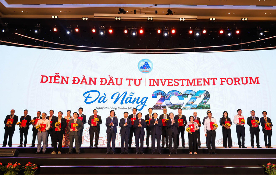 Thủ tướng Chính phủ Phạm Minh Chính cùng lãnh đạo TP. Đà Nẵng chụp ảnh lưu niệm cùng nhà đầu tư được cấp giấy chứng nhận đăng ký đầu tư, chấp thuận trương đầu tư vào thành phố. Thủ tướng Chính phủ Phạm Minh Chính cùng lãnh đạo TP. Đà Nẵng chụp ảnh lưu niệm cùng nhà đầu tư được cấp giấy chứng nhận đăng ký đầu tư, chấp thuận trương đầu tư vào thành phố.