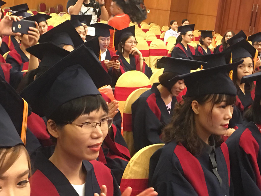 Các tân cử nhân hân hoan trong lễ nhận bằng tốt nghiệp. Các tân cử nhân hân hoan trong lễ nhận bằng tốt nghiệp.