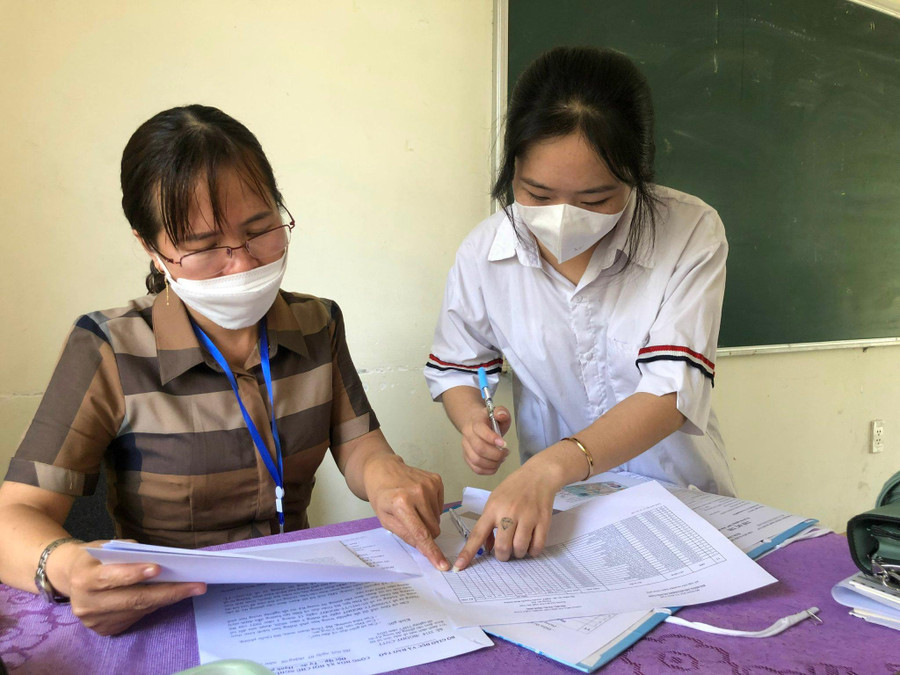 Thí sinh đang kiểm tra đối chiếu thông tin trong thẻ dự thi. Thí sinh đang kiểm tra đối chiếu thông tin trong thẻ dự thi.