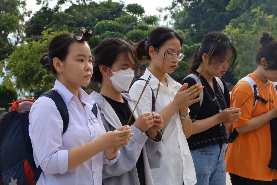 Thành tâm cầu nguyện trước ngày vượt qua "vũ môn".