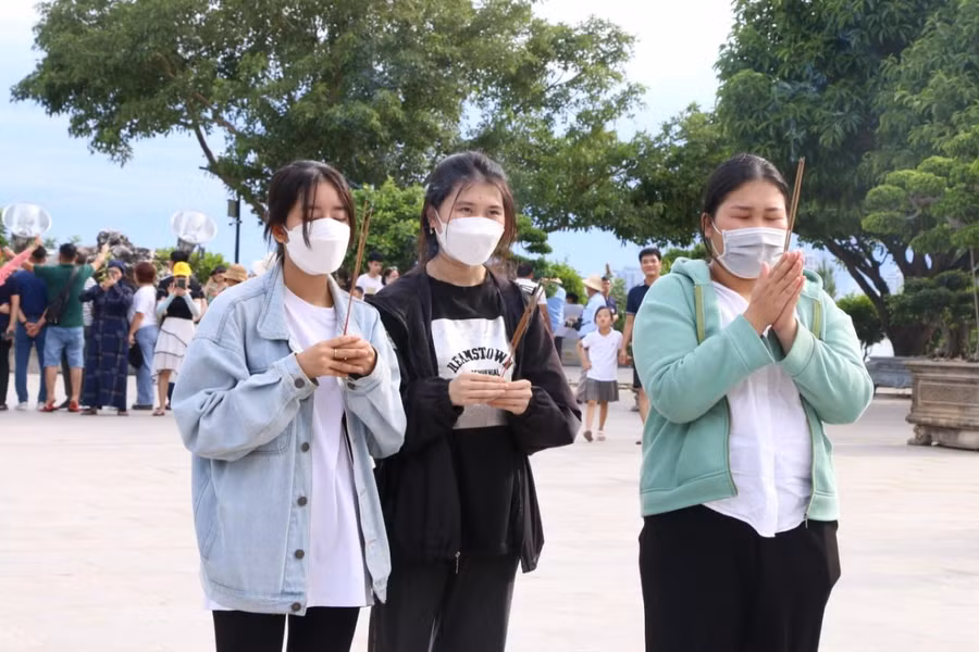 Các sĩ tử cầu may mắn trước khi bước vào kỳ thi quan trọng.