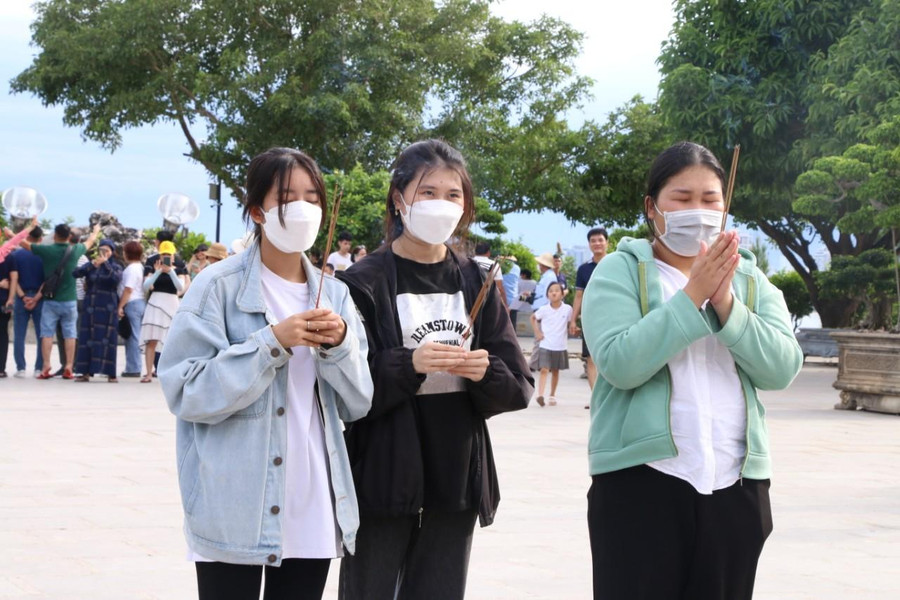 Các sĩ tử cầu may mắn trước khi bước vào kỳ thi quan trọng. Các sĩ tử cầu may mắn trước khi bước vào kỳ thi quan trọng.