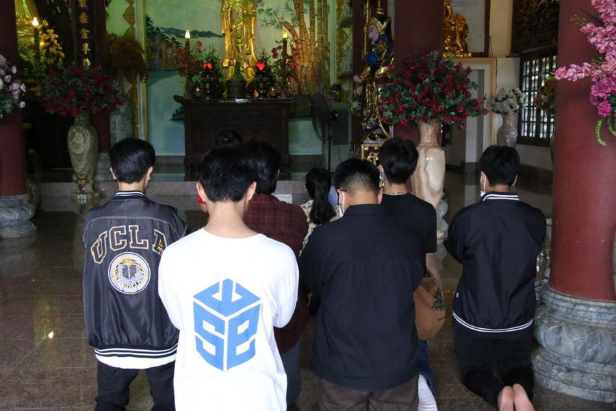 Nhiều thí sinh cầu nguyện gặp nhiều may mắn trong kỳ thi. Nhiều thí sinh cầu nguyện gặp nhiều may mắn trong kỳ thi.