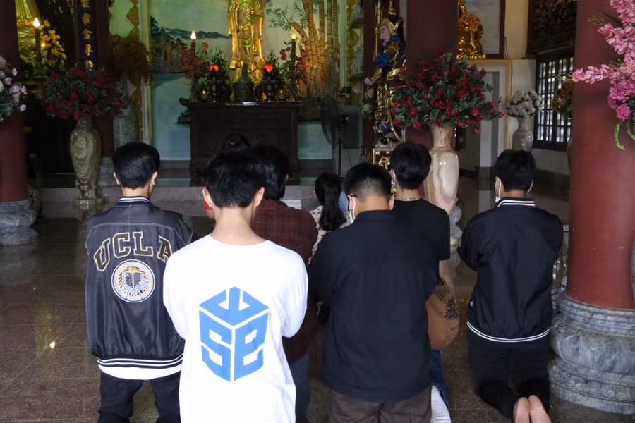 Nhiều thí sinh cầu nguyện gặp nhiều may mắn trong kỳ thi.