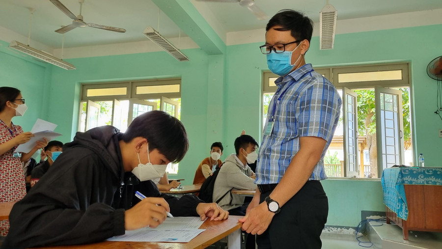 Các thí sinh kiểm tra thông tin đối chiếu với thẻ dự thi. Các thí sinh kiểm tra thông tin đối chiếu với thẻ dự thi.