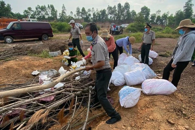 Lực lượng chức năng tiến hành tiêu hủy 330kg ma túy.