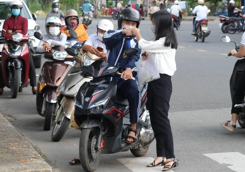 Phụ huynh động viên các thí sinh trước khi bước vào phòng thi.