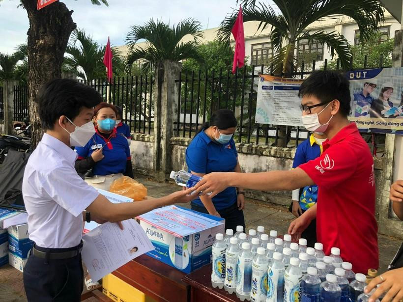 Sinh viên tình nguyện tặng nước uống miễn phí cho thí sinh trước khi vào điểm thi Sinh viên tình nguyện tặng nước uống miễn phí cho thí sinh trước khi vào điểm thi