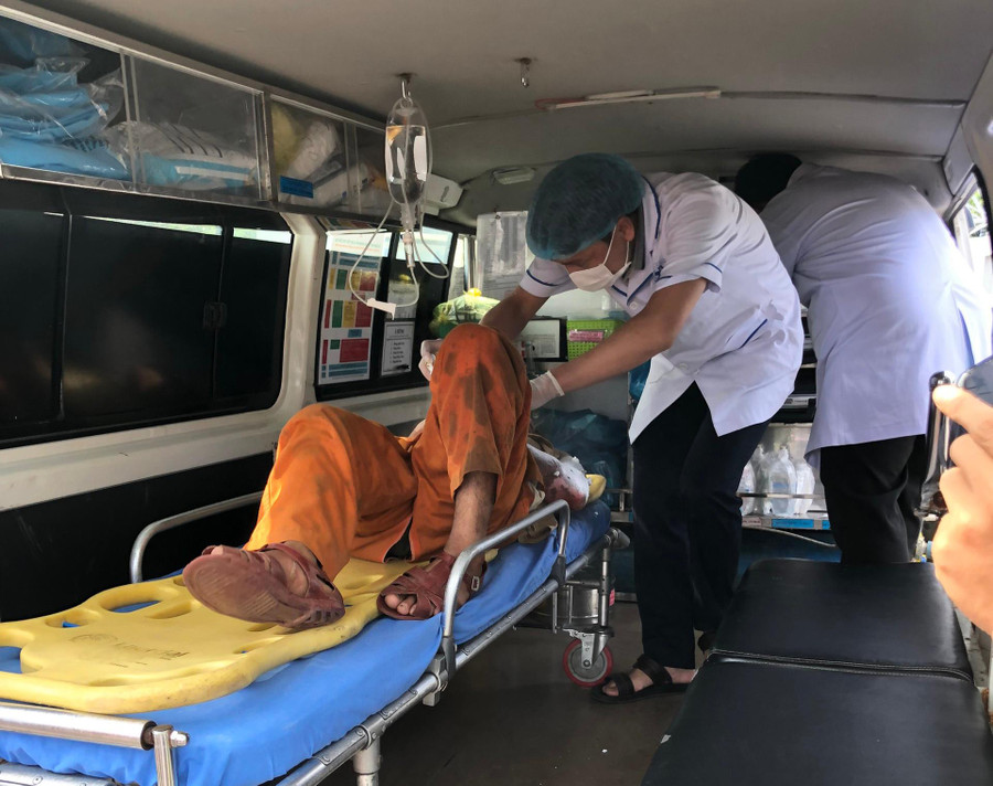 Nạn nhân được nhân viên y tế sơ cứu và chuyển đi bệnh viện cấp cứu. Nạn nhân được nhân viên y tế sơ cứu và chuyển đi bệnh viện cấp cứu.