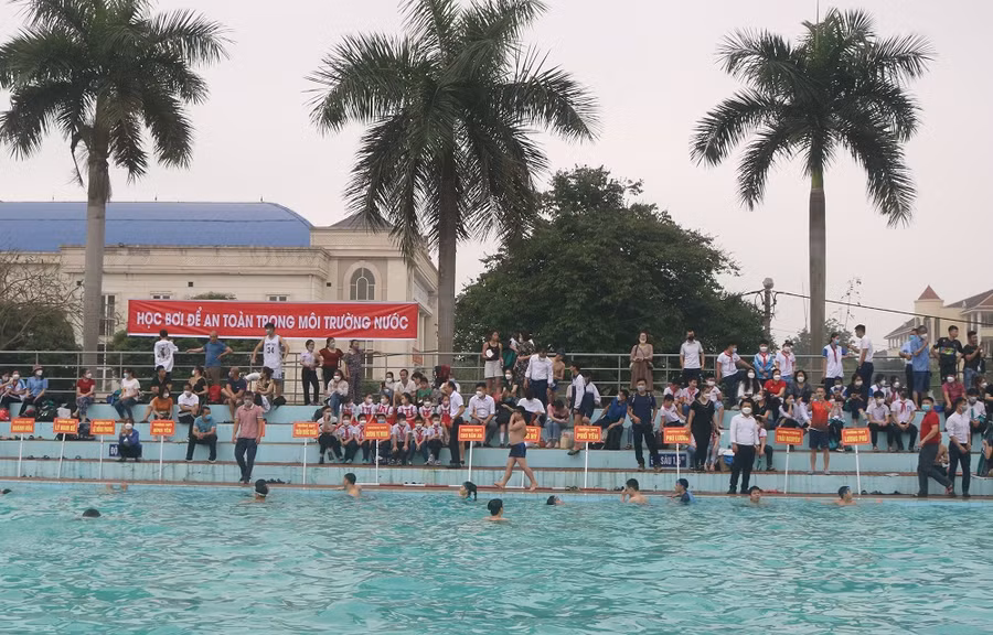 Các em học sinh được hướng dẫn các kỹ thuật bơi lội, kỹ năng phòng chống tai nạn đuối nước