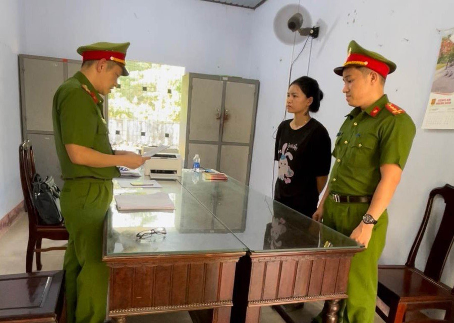 Công an tống đạt quyết định khởi tố vụ án, khởi tố bị can Nguyễn Thị Kim Ngân. Ảnh: Công an Đà Nẵng.