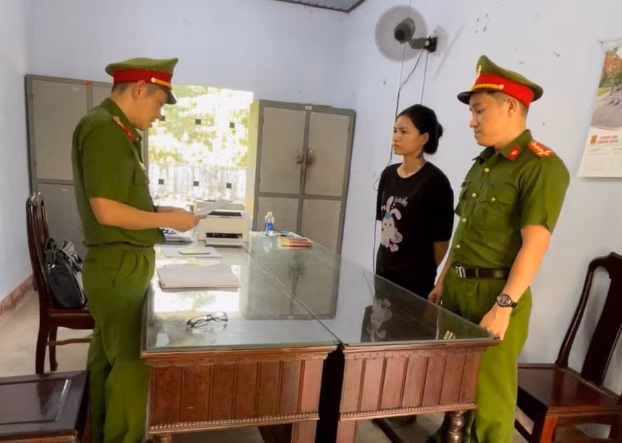 Công an tống đạt quyết định khởi tố vụ án, khởi tố bị can Nguyễn Thị Kim Ngân. Ảnh: Công an Đà Nẵng.